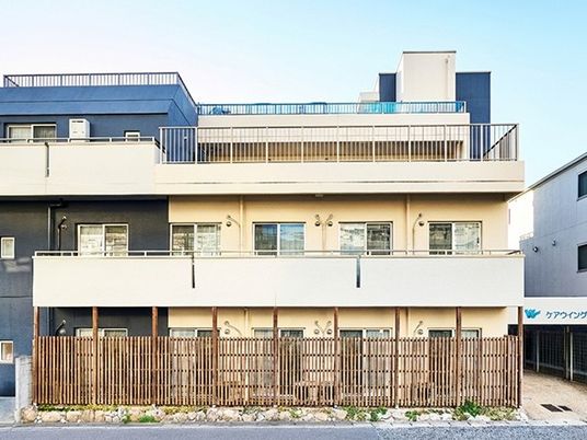 建物正面の外観  
