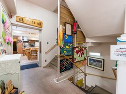 階段と食堂入口