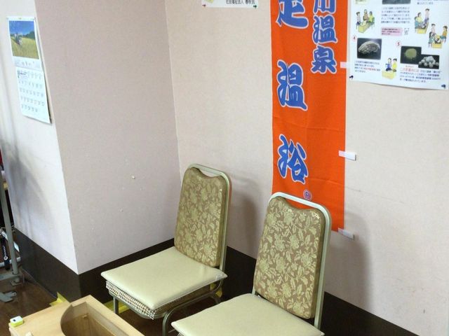 足湯体験の椅子 休憩室 椅子に座って足湯が体験できるスペースです。施設でのリラックスタイムに最適です。