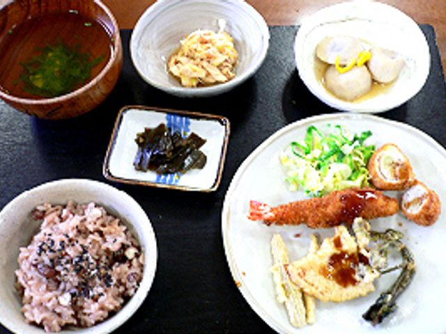 おいしい食事のダイニング ダイニングルーム 栄養バランスの取れた食事で、健康的な生活をサポートします。調理師による日替わりメニューです。