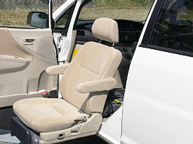 シートが外向きの車 スタッフイメージ 車椅子対応の座席が備わった車です。介護の現場での移動をサポートします。