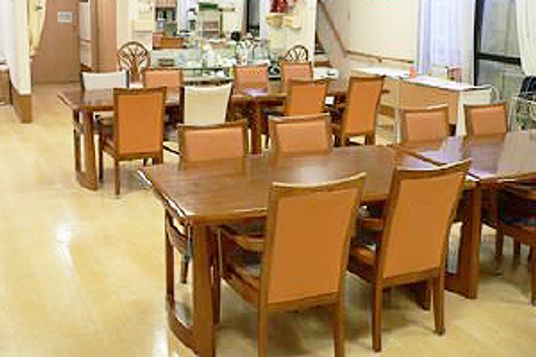明るいテーブルが並ぶ食堂