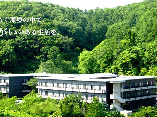 森に囲まれた外観  