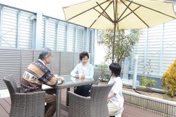三人で屋外テーブル利用