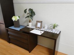 整然とした居室の机