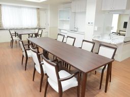 清潔感ある明るいダイニングルーム