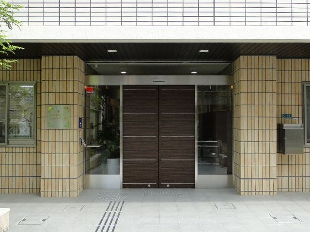入りやすい施設の入口 エントランス 清潔感あふれるエントランスはバリアフリー設計で、どなたでも安心して出入りできる環境が整っています。