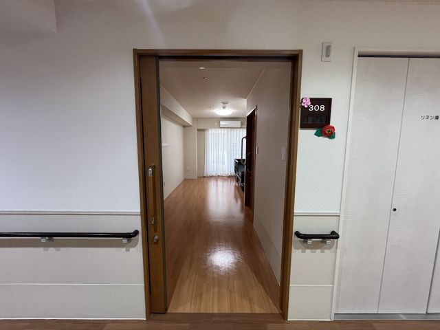 広い廊下の先にある居室 居室 広々とした居室は、明るい自然光が差し込み、快適に過ごせる空間になっています。