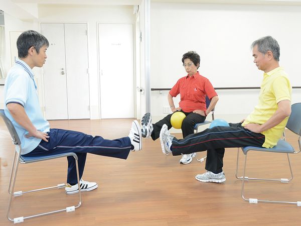 運動する人々とトレーナー