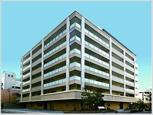 多階層のモダンな建物