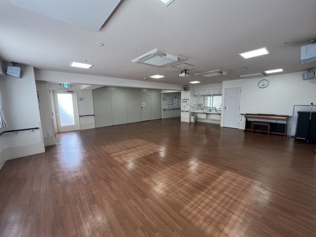 開放的な多目的室 多目的室 広々とした空間で、自然の光を活かした明るさが特長の多目的室です。様々な活動にご利用いただけます。
