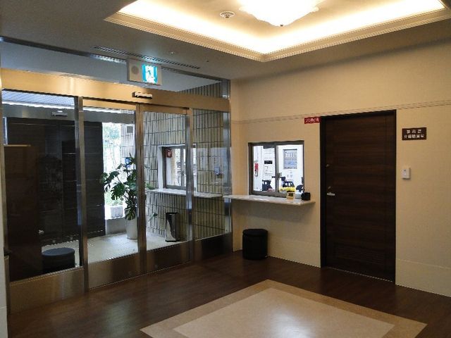 エントランスの受付エリア エントランス 清潔感のある明るいエントランスです。丁寧な対応が期待できるアットホームな受付スペースがございます。