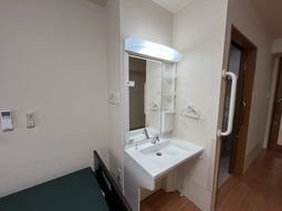 明るい壁の洗面台