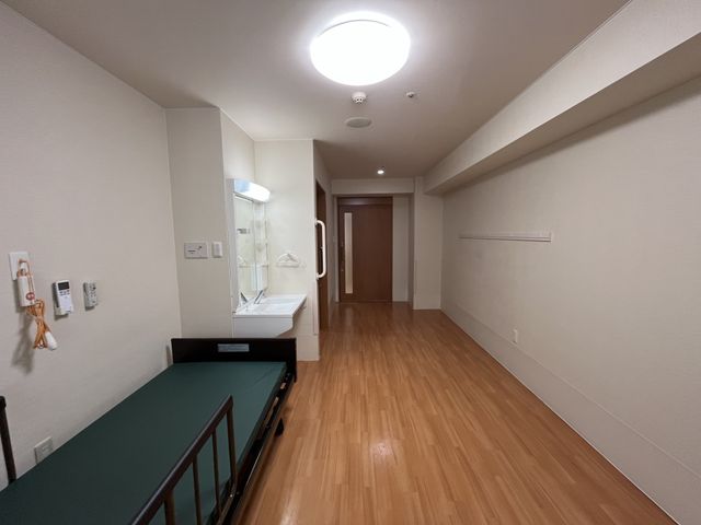 広々とした居室 居室 広々とした空間が魅力の居室です。明るい照明が、清潔で落ち着いた雰囲気を演出します。