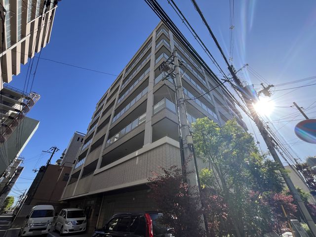 建物外観 外観 青空の中にそびえ立つモダンな建物です。陽光がたくさん入る明るい印象です。