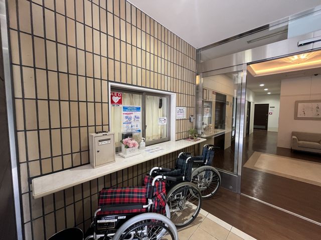 エントランスの車椅子 エントランス 車椅子が備えられており、誰でも安心して利用できる優しい空間です。
