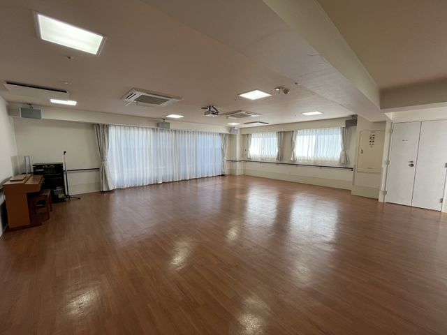 自然光が入る部屋 多目的室 広い空間に自然光がたっぷり差し込み、活動しやすい環境です。リラックスした雰囲気で作業を行えます。