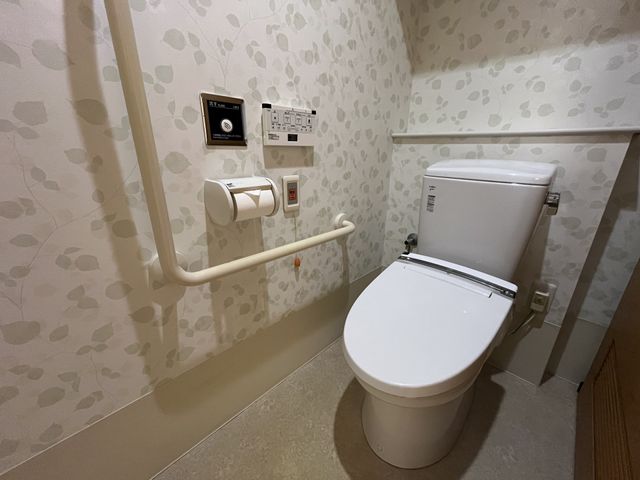 手すり付きトイレ トイレ 手すり付きのトイレは安全性が高く、お年寄りや身体が不自由な方に安心してご利用いただけます。