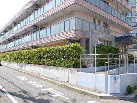 施設外観と入口