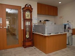 受付と時計のある空間