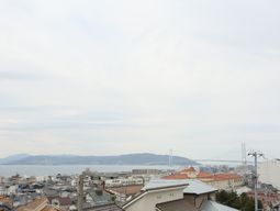 海と山の景色が広がる風景