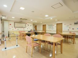 明るい食堂の様子