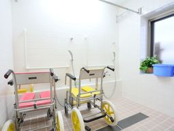 清潔な浴室の車椅子