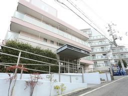 多階層の建物のエントランス