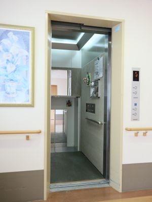 エレベーターの上部から見下ろす