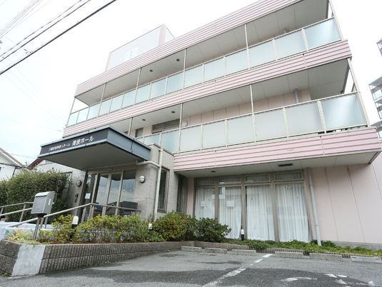 ピンクの建物の外観