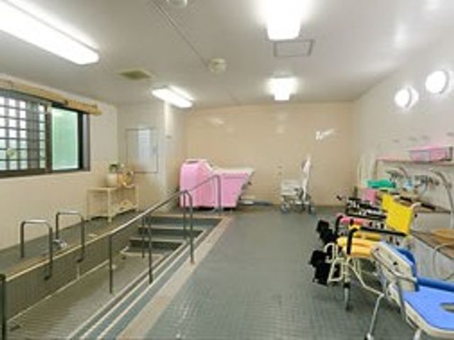 浴室の備品が並ぶ空間 浴室   手すり付きの設備が整った広めの浴室です。清掃しやすい床で、出入りしやすさにも配慮されています。