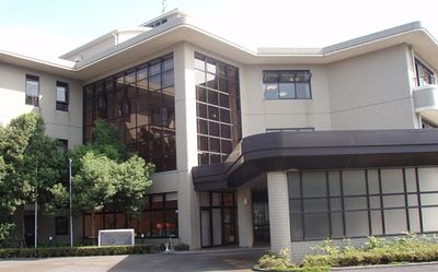 広々とした建物外観