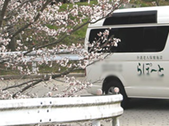桜のあるエントランス エントランス 桜の季節に合った景観のエントランスです。訪れるたびに季節感を楽しめます。