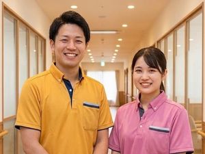 廊下に立つスタッフ  