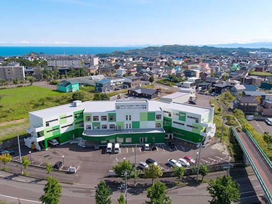 海沿いの施設外観  