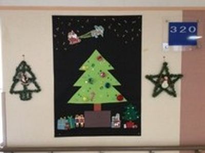 クリスマス飾りの廊下