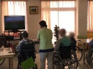 穏やかな交流の様子リビング  