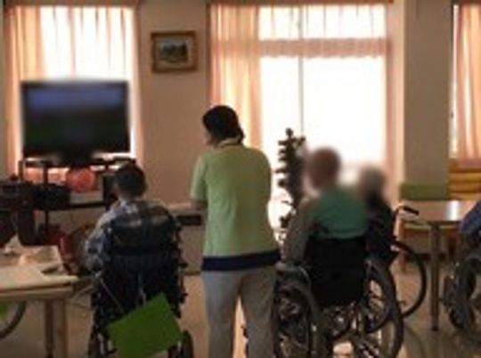 穏やかな交流の様子リビング  