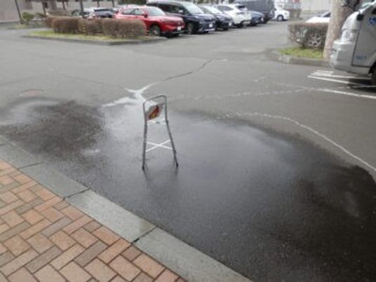 駐車場の三角看板  