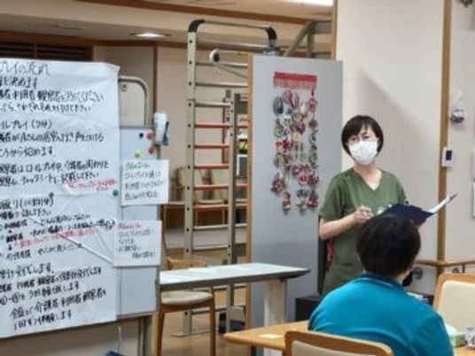 機能訓練室で説明する職員  
