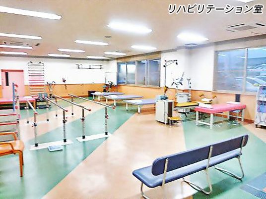 リハビリ室の明るい空間  