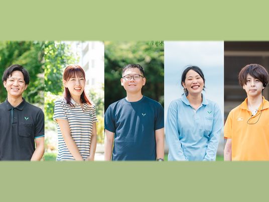 笑顔の職員集合スタッフイメージ  