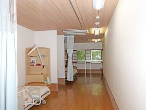 明るい廊下と居室入口