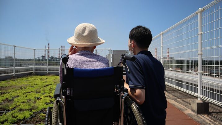 青空の下での会話