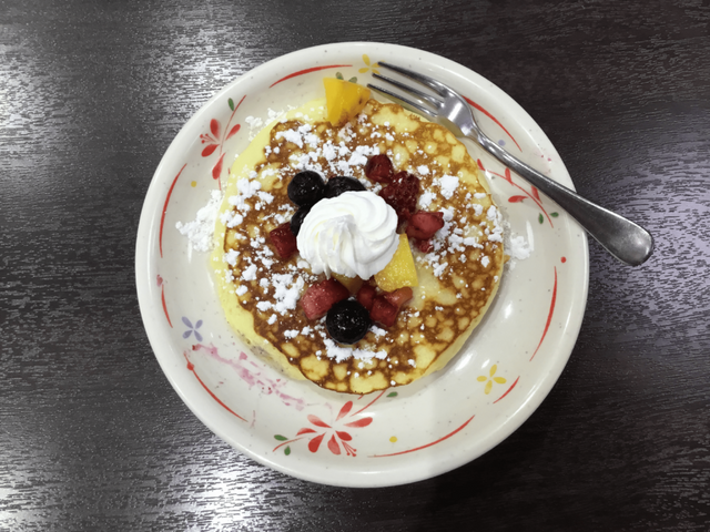 デザートのワッフル 料理 手作りデザートは、入居者の食事時間を華やかに彩ります。見た目も美しいワッフルです。