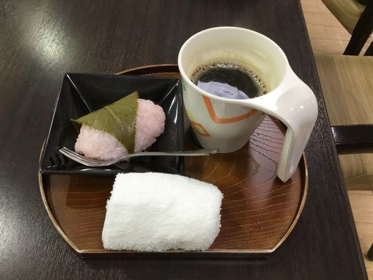 コーヒーと和菓子のトレー