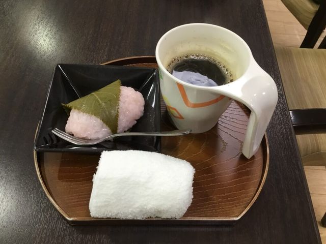 コーヒーと和菓子のトレー 食堂 落ち着いた空間で、お好きなドリンクと和菓子を楽しめます。リフレッシュに最適なひとときです。