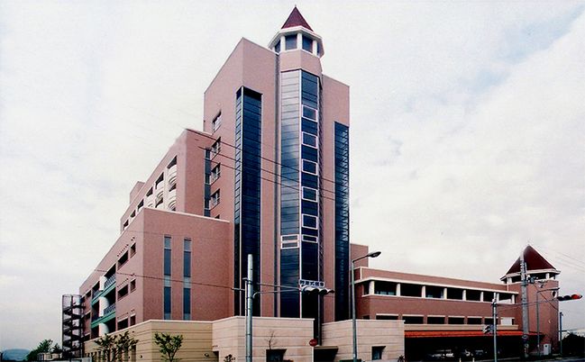 塔が特徴の建物外観