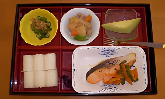 色とりどりの食事の盛り合わせ