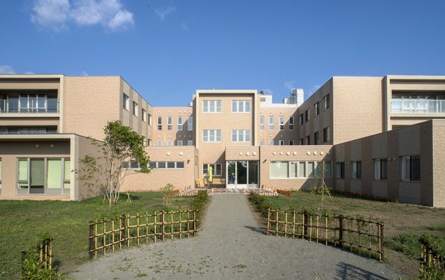 開放的な庭が広がる外観